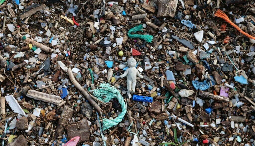 Micorplastics lying on a beach