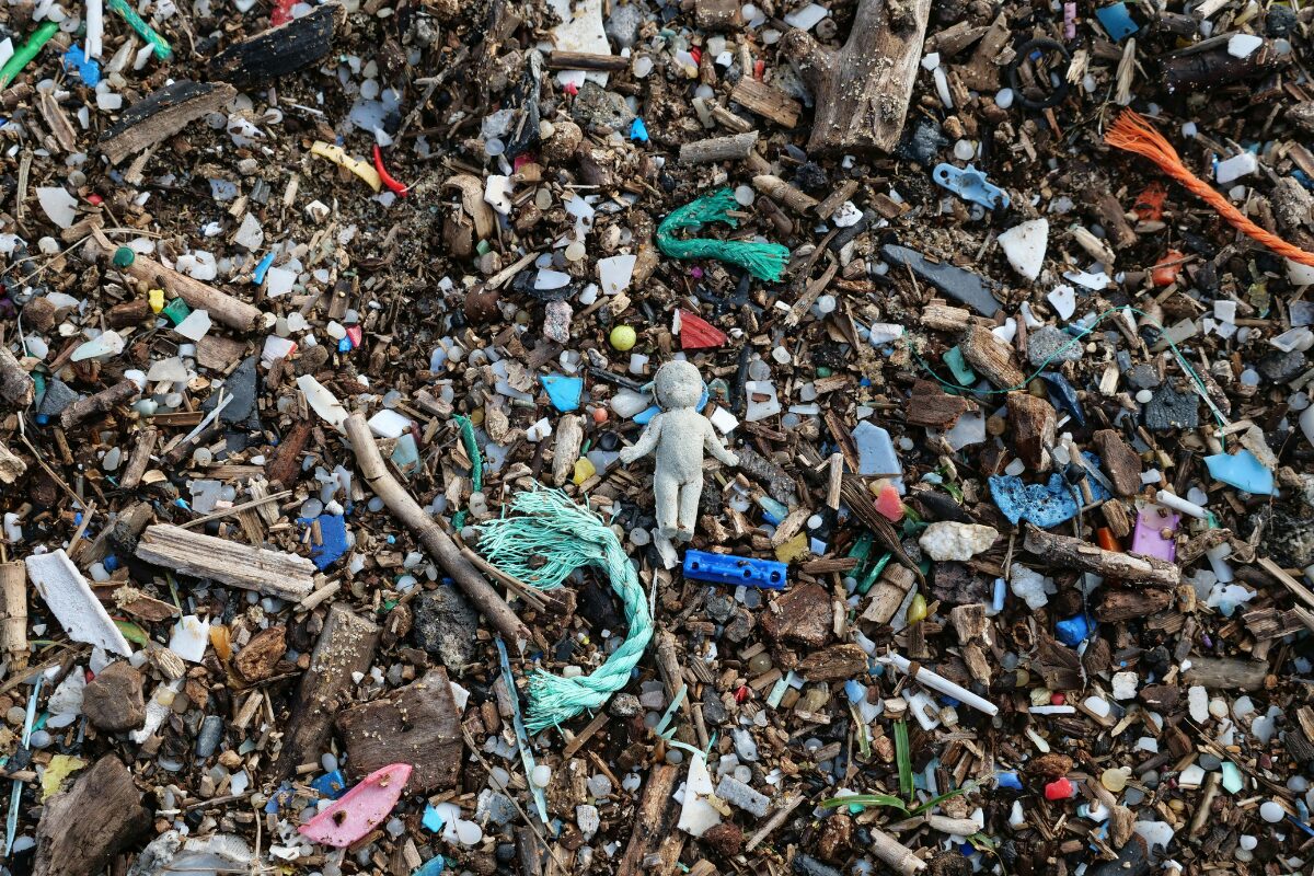 Micorplastics lying on a beach
